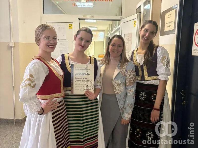 Prva nagrada za pevačku grupu srednje škole na takmičenju u Mladenovcu