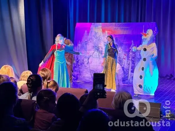 Pozorišna magija u Somboru: Prepuna sala na predstavi „Princeza i ledeni princ“