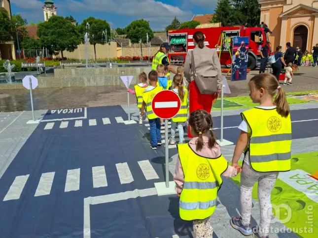 Mališani PU „Vera Gucunja“ učili o bezbednosti na Danu policije u Somboru
