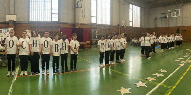 Staparska Osnovna škola „Branko Radičević” obeležila je Dan škole 13. marta svečanim programom pred brojnim posetiocima.