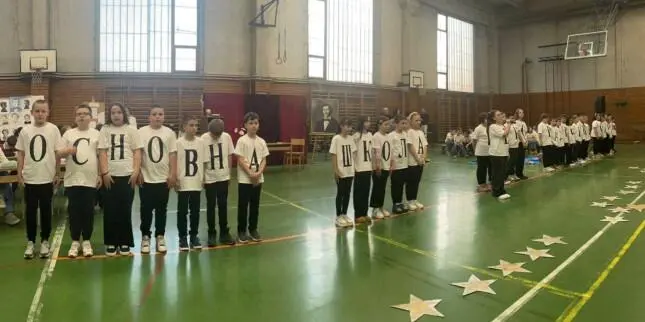 Staparska Osnovna škola „Branko Radičević” obeležila je Dan škole 13. marta svečanim programom pred brojnim posetiocima.