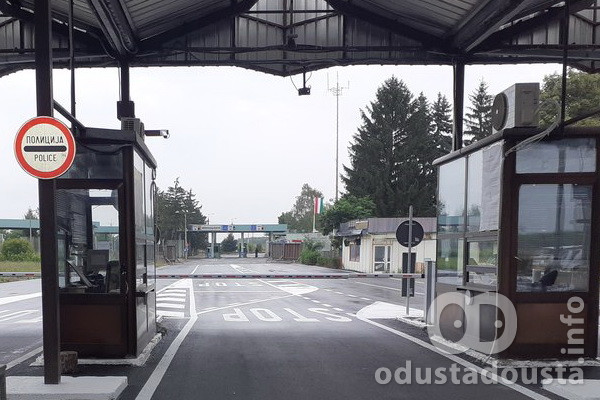 Velika zaplena na Bezdanu: Sakrili skoro 20.000 paklica cigareta u pod prikolice