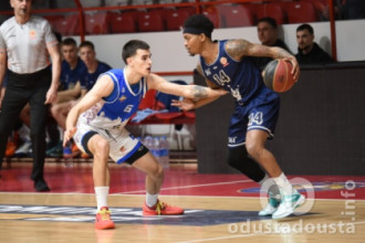 Joshua Sharkey (sa loptom)