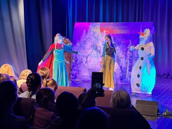 Pozorišna magija u Somboru: Prepuna sala na predstavi „Princeza i ledeni princ“