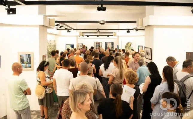 Izložba “Somborski salon #2025” otvorena je do 5. septembra 2025. godine u Galeriji KC "Laza Kostić"