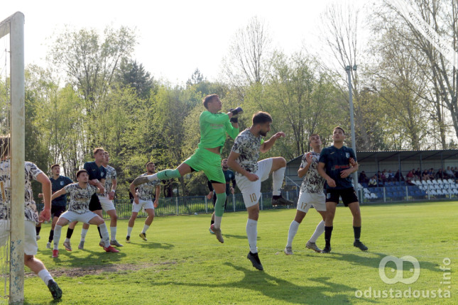 Staparci gaze ka vrhu, Sloga posrnula pred naletom Železničara