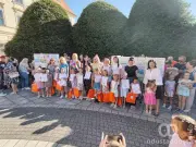 Manifestacija „Dani porodice“ u Somboru: Otvorena izložba dečijih likovnih radova ispred Županije