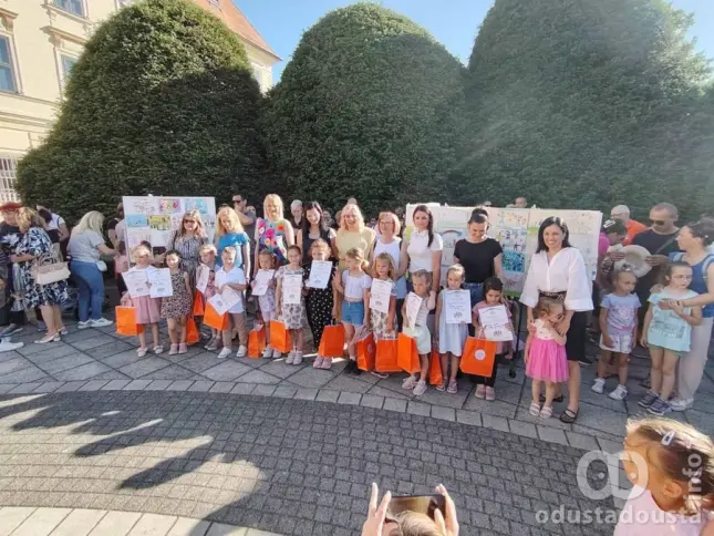 Manifestacija „Dani porodice“ u Somboru: Otvorena izložba dečijih likovnih radova ispred Županije