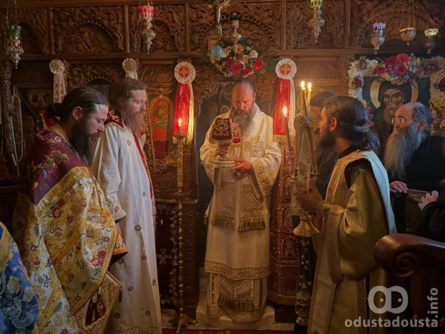 Praznična liturgija u Kavsokaliviji: Episkop Ilarion bogoslužio na Svetoj Gori