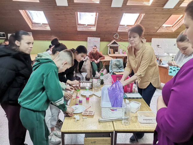 Uspešna saradnja: Budući srednjoškolci kroz eksperimente upoznali smerove škole „Sveti Sava“