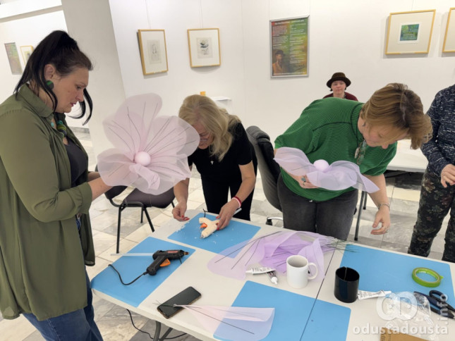 Cvetovi od organdina za praznik žena u KC „Laza Kostić“