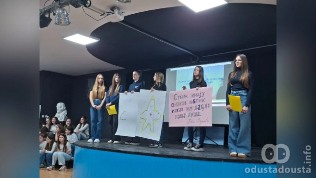 Dan škole OŠ „Avram Mrazović“: Nagrađeni najbolji đaci uz bogat umetnički program